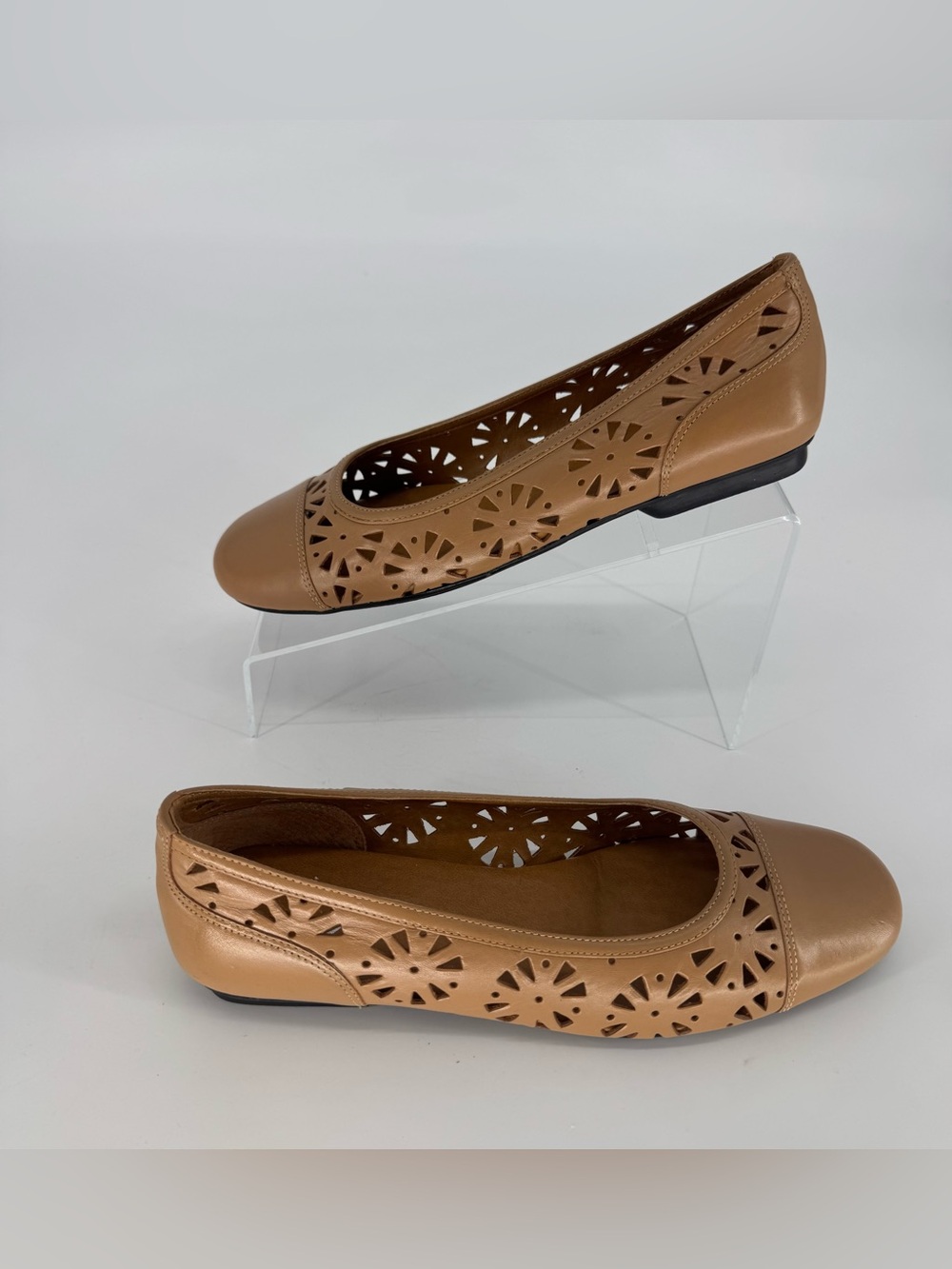 White Mountain Women Tan Cutout Leather Flats Size 8